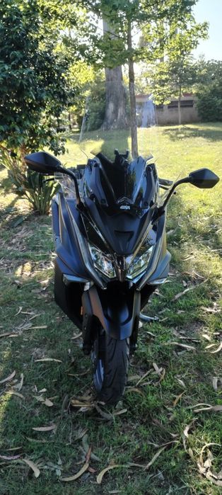 KYMCO Ak 550 como nova