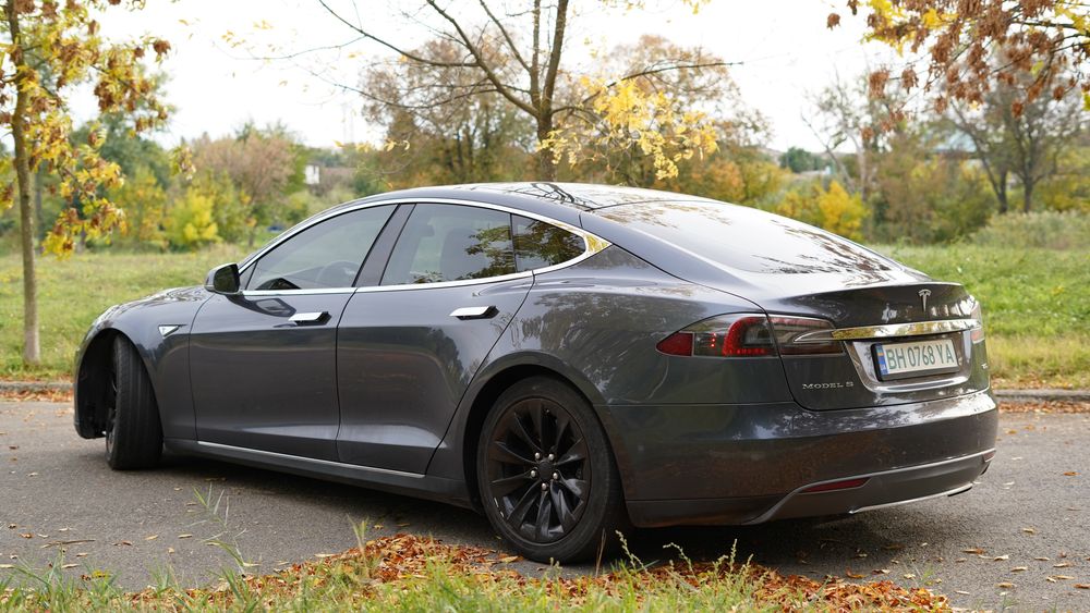 Tesla model S 85D