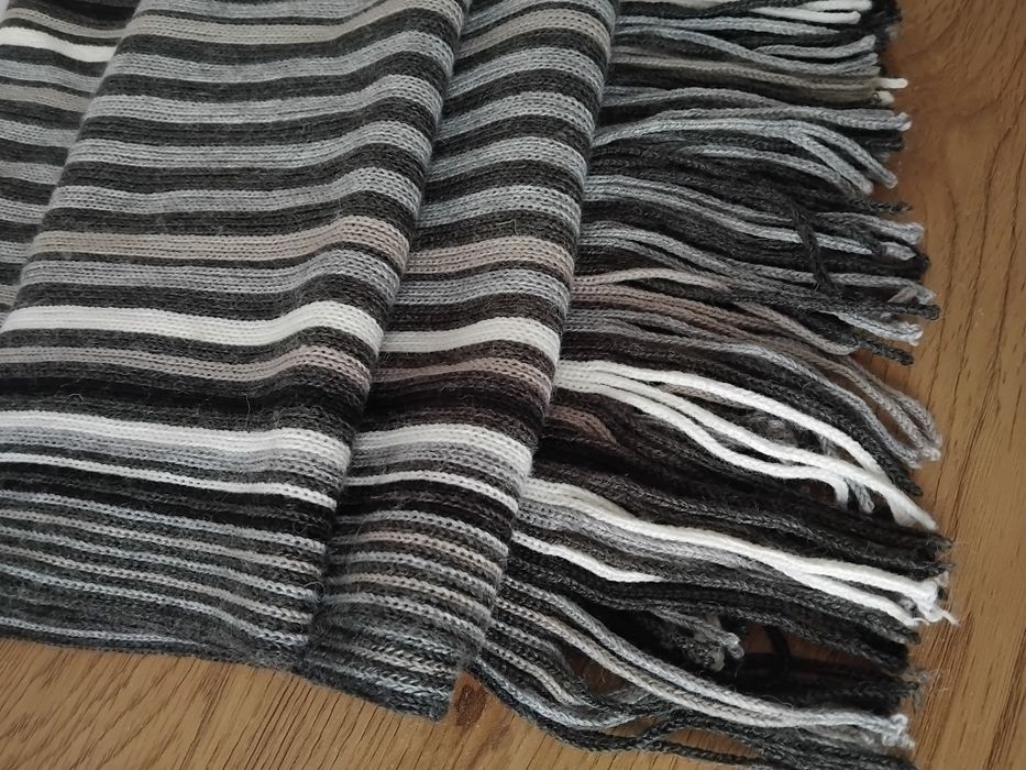 Szalik Szal zimowy wełniany szary czarny biały paski frędzlami meski