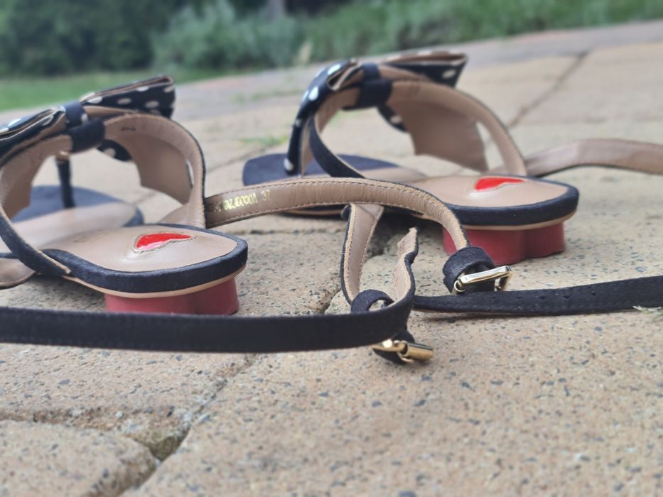 Moschino 37 sandały kropki kokarda czarno biale
