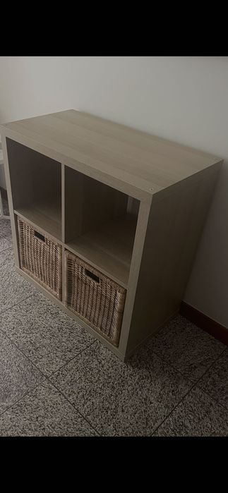 Móvel Kalax efeito Carvalho com cestos em vime marca IKEA