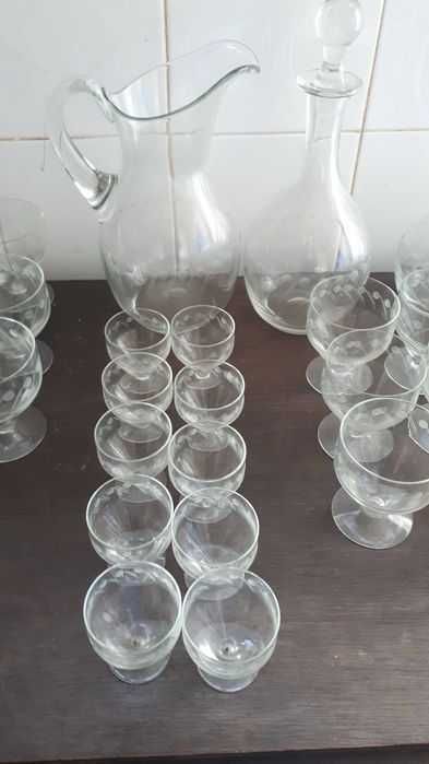 Conjunto copos, taças, garrafas e jarro . Tudo por 10 euros
