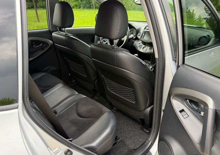 Toyota RAV4 2011 год  2.0 дизель