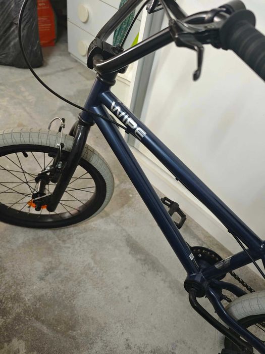 Bicicleta nova BMX . Para criança.