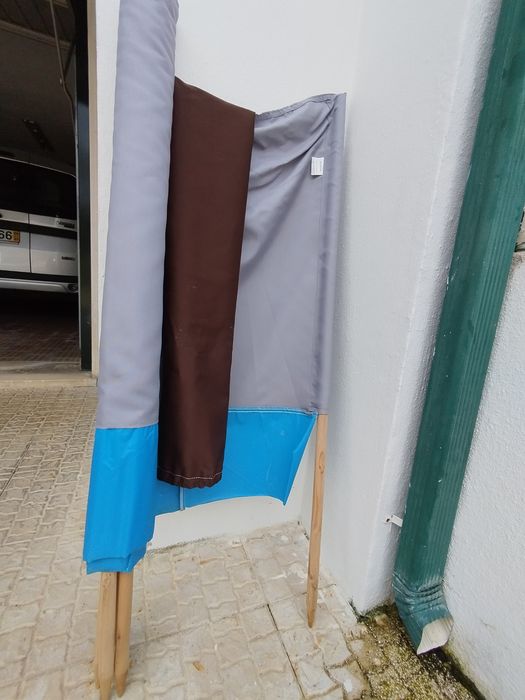 Pára vento de praia e oferta uma prancha para criança