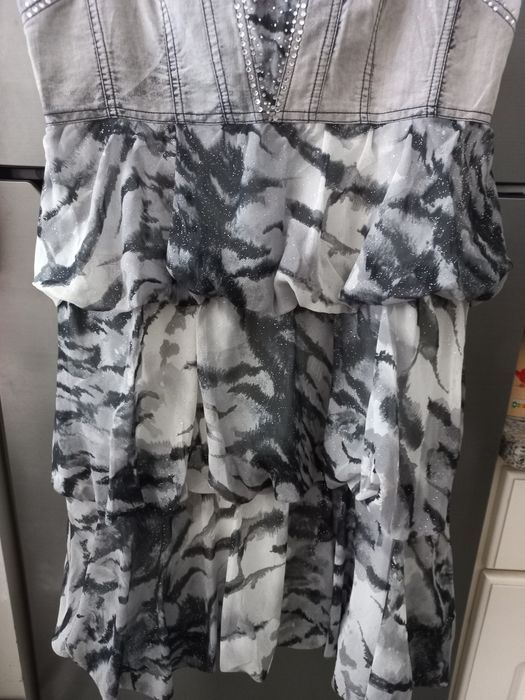 Vestido cinzento de cerimónia com alças, folhos e brilhantes