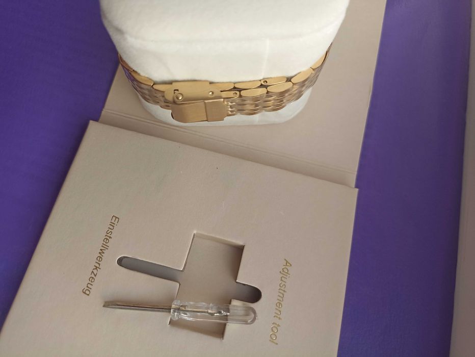 Жіночий годинник бренду BURKER