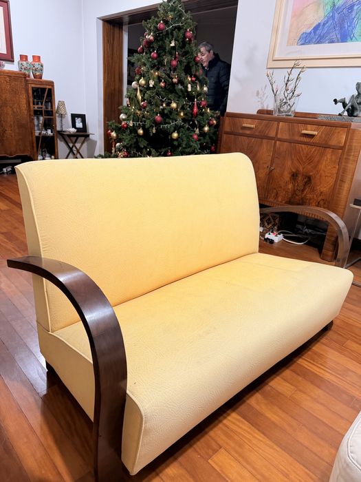 Sofá de 2 lugares com braços em madeira