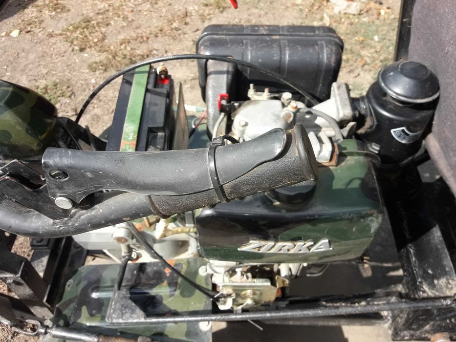 Мотоблок з переднім рульовим адаптером.