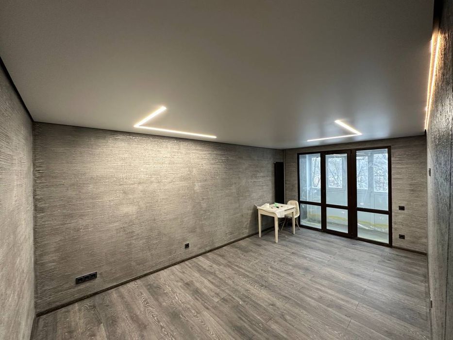 Обміняю двокімнатну квартиру в центрі на будинок в Карлівка