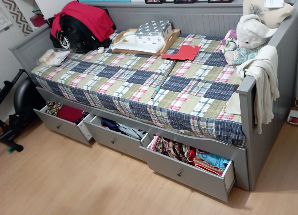 Vendo cama de casal que se fecha e fica sofá. Tem 3 gavetas. 2 colchões incluídos que precisam ser lavados! Transporte a cargo do comprador.