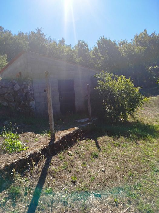 Terreno perto da barragem, sítio sossegado com 2 construções e água e eletricidade em Fornelo Arcozelo das Maias