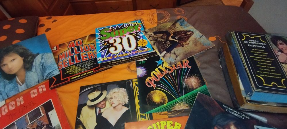Gira-discos mais discos dos anos 80