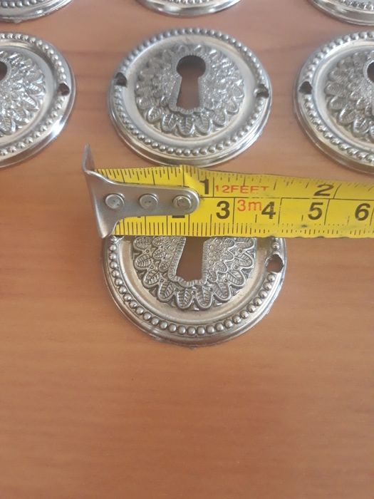 Ferragens para gavetas ou portas  Escudetes