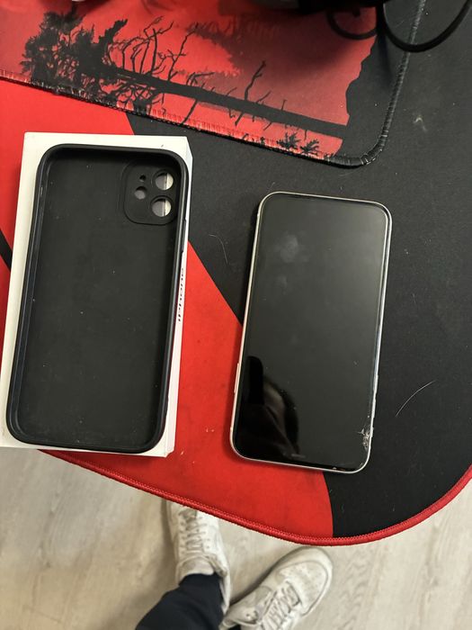 Iphone 11 com ecra partido mas totalmente funcional