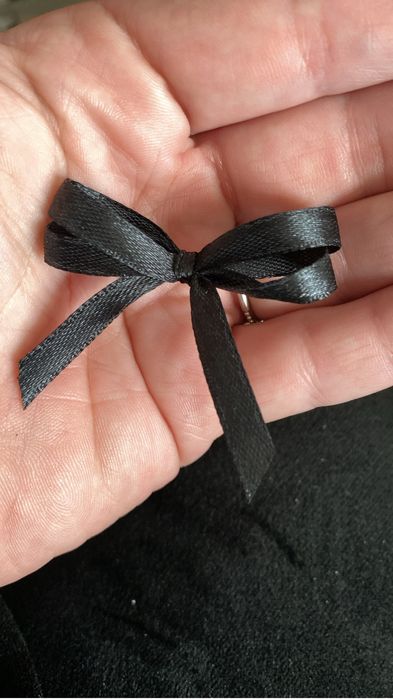 Czarna kokardka warkocz