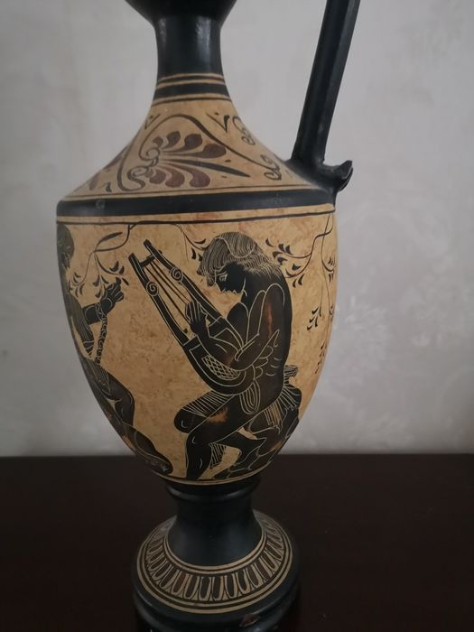 Jarrão com motivos gregos.