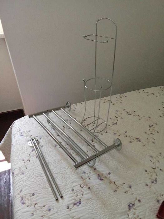 Conjunto de artigos de casa de banho em muito bom estado