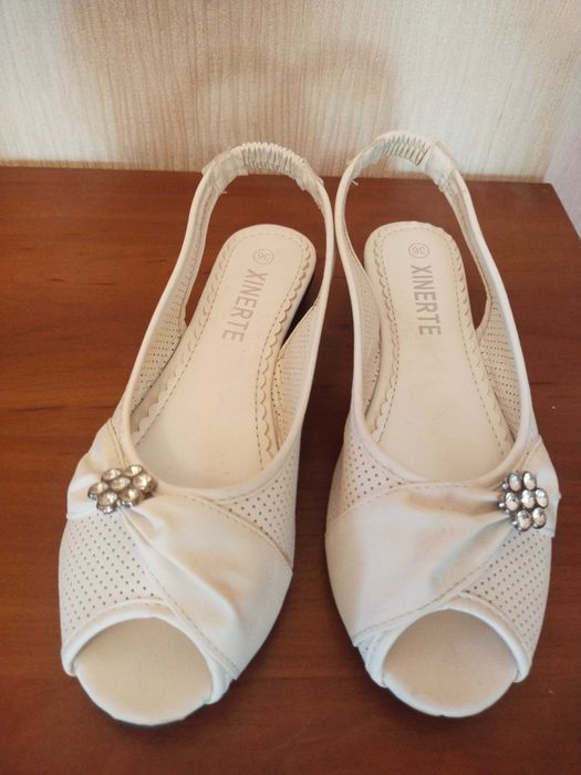 Продаються літні шльопанці