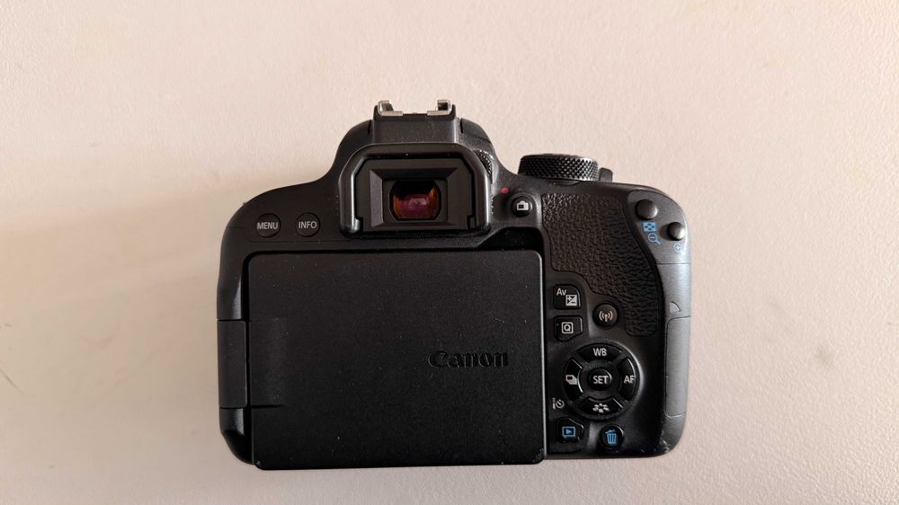 Canon 800D + Lente 18 - 135