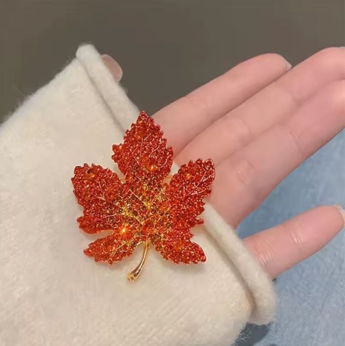 Жіноча брошка. Кленовий листок