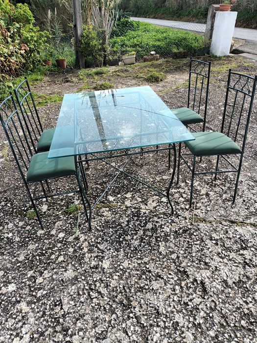 Mesa de ferro com 4 cadeiras