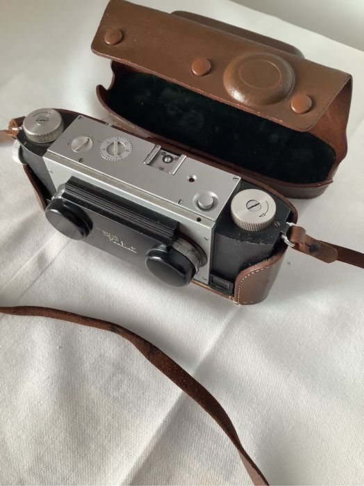 Máquina fotográfica e estojo Stereo Realist 3.5