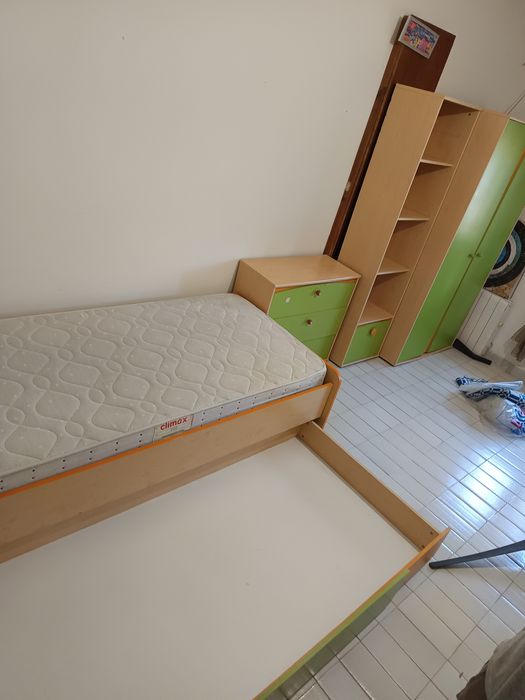 Mobila para quarto de  criança, cama, cómoda, armarios