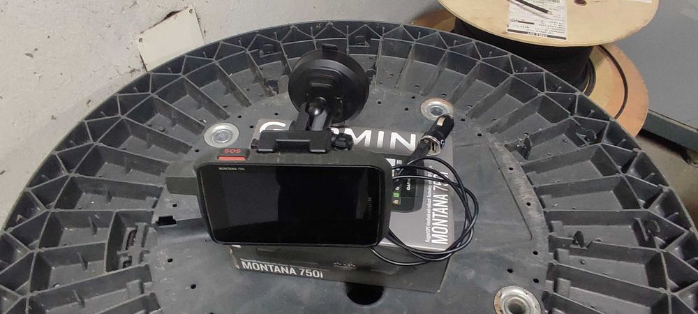 Garmin 750I + suporte auto