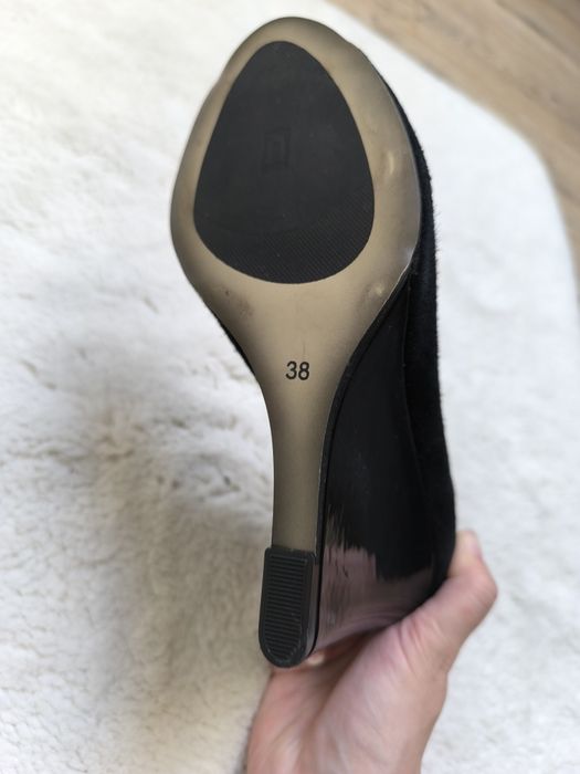 Czarne czółenka na koturnie