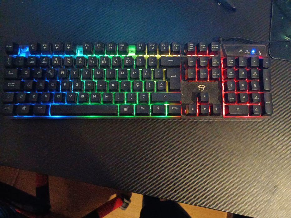 Teclado gamer quase novo
