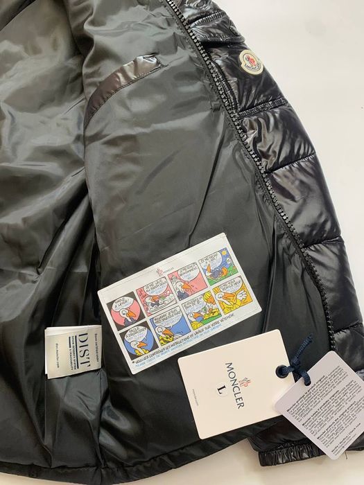 Куртка Moncler чорна, глянцева з відʼємним капюшоном, розміри M–XL