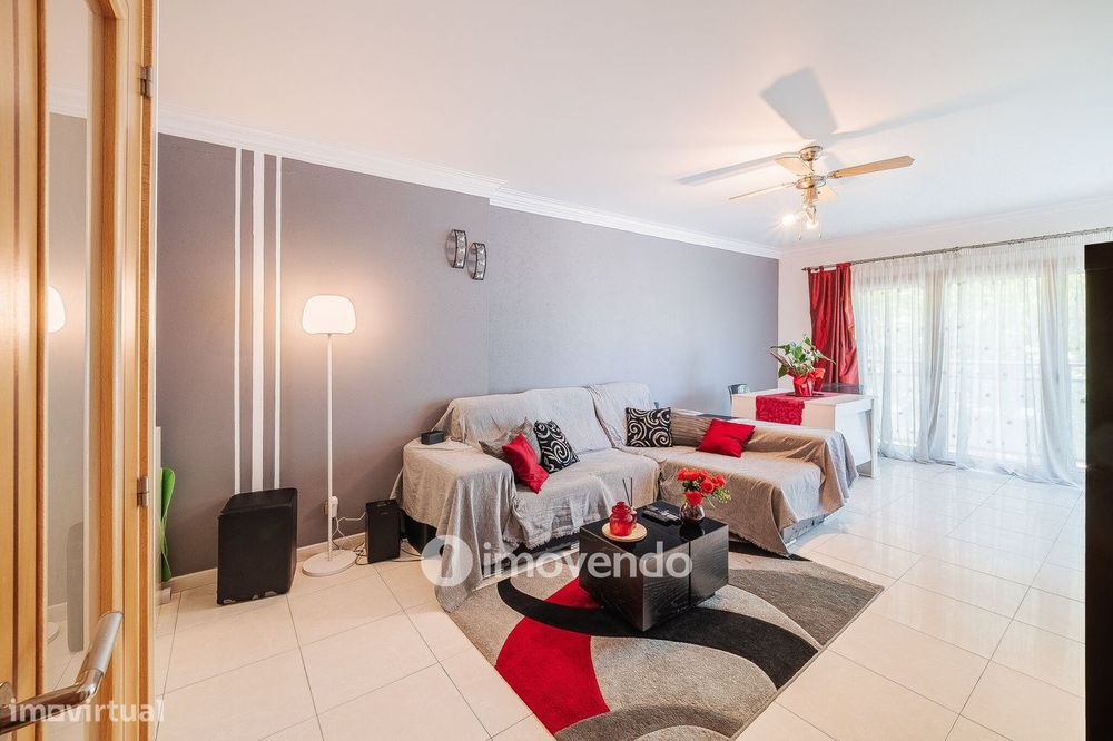 Apartamento T2 moderno, com garagem e varanda enorme, na Malvarosa