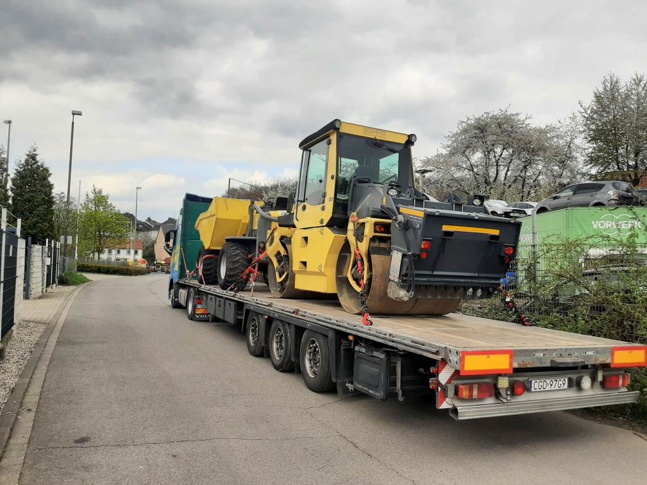 Transport maszyn rolniczych budowlanych. Niskopodwozie
