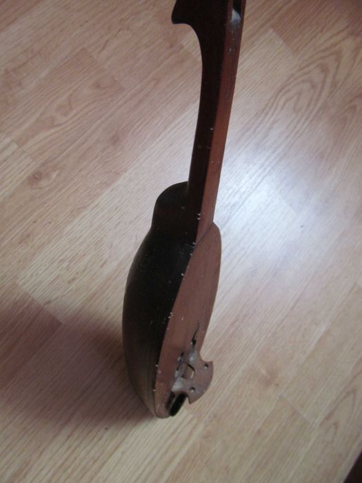 Bardzo stary instrument muzyczny góralski, gęśle,