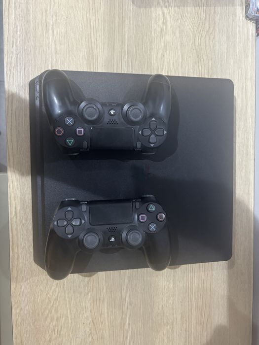 Konsola PlayStation 4 PS4 Slim 500GB 2 pady oraz 4 gry