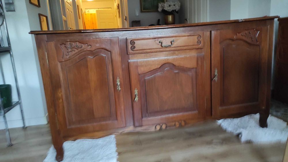 Ozdobna komoda dębowa z rzeźbieniami.