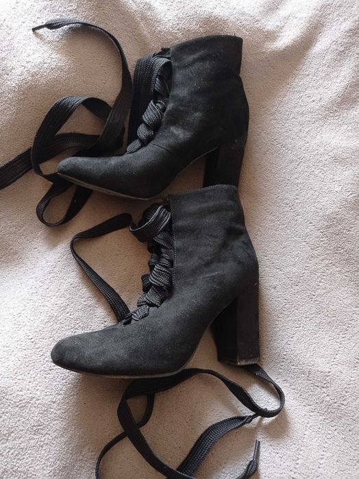 Czarne buty na obcasie