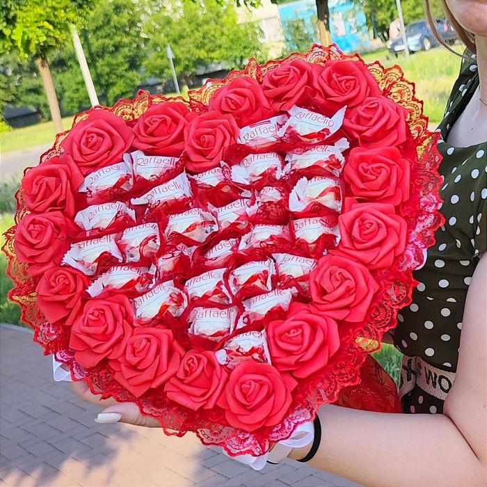 Червоний букет з цукерок Raffaello 27 шт серце подарунок дівчині