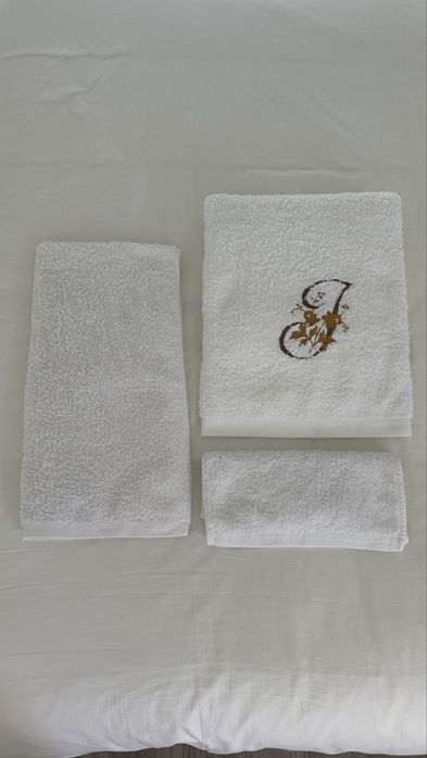 Conjunto de toalhas 100% algodão com letra “J” bordada