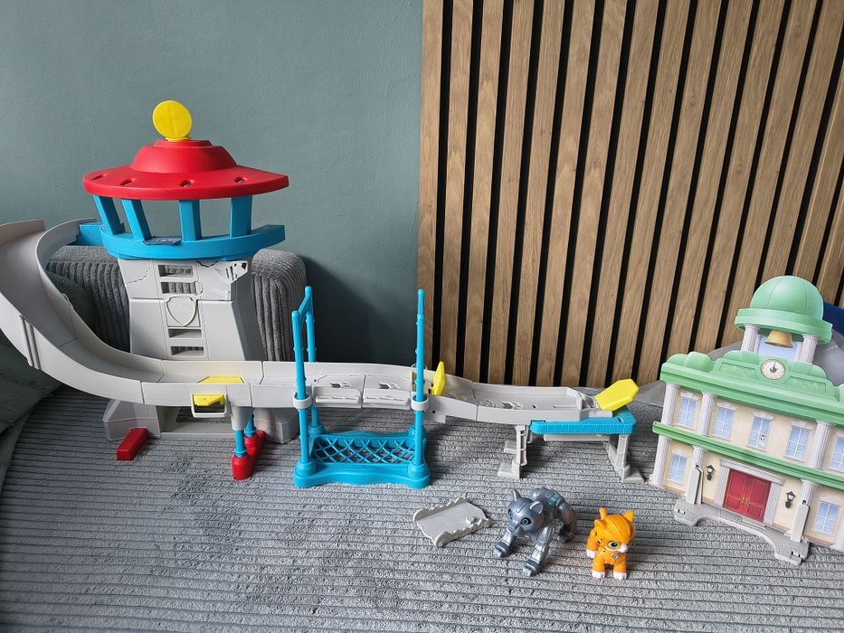 Baza kotki kocia załoga cat pack wieża obserwacyjna