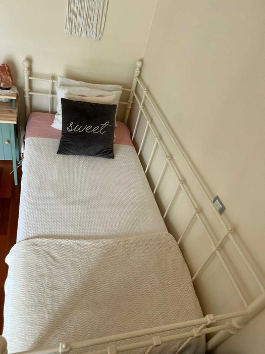 Cama 1m x 2,1m (inclui estrado e colchão)