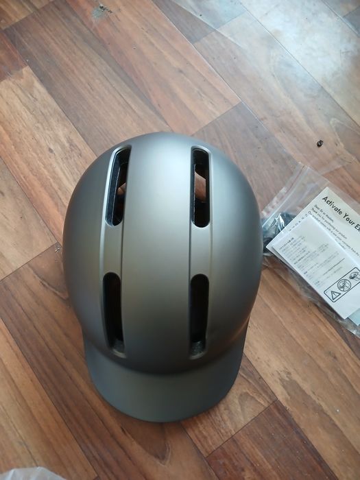 Kask nowy posiada malutkie wgniecienie