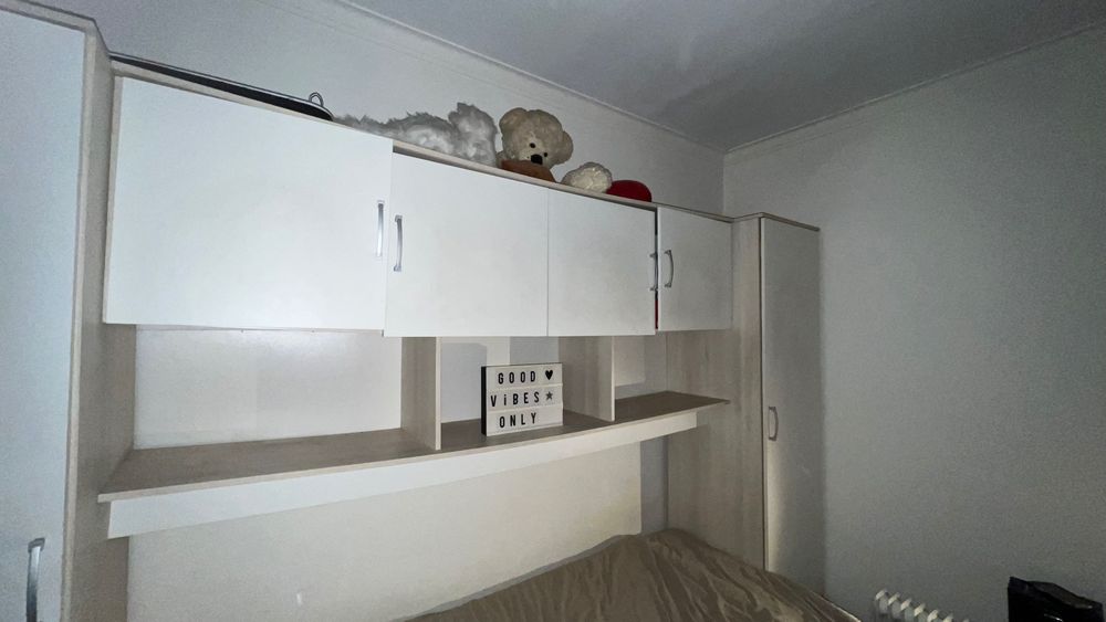 Conjunto cama dupla com colchões e armário – funcional e prático