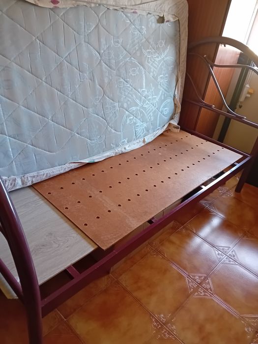Cama de solteiro! Vendo as duas cama, em muito bom estadode conservação.  Estou a vender poiscestou de mudança...