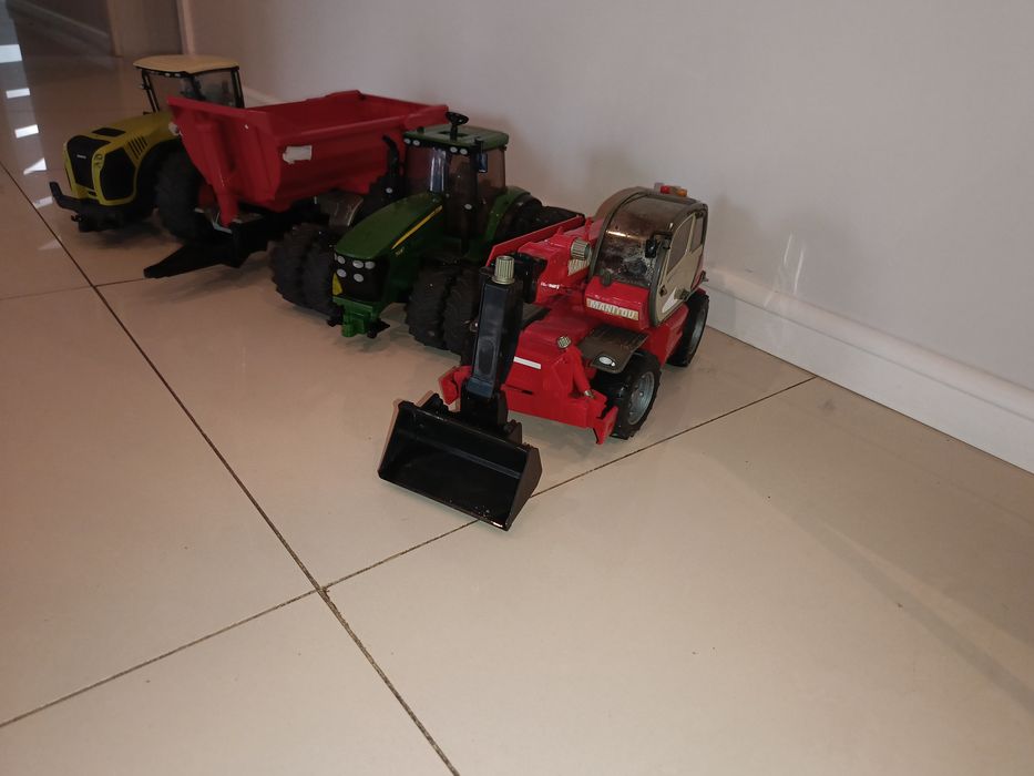 Traktory, ładowarka, przyczepa Bruder