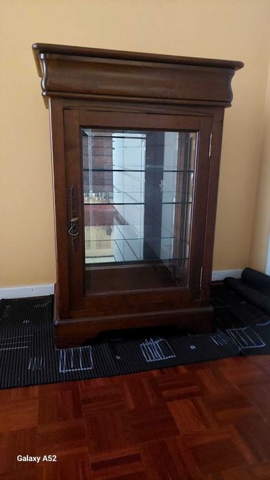 móvel vitrine em castanho