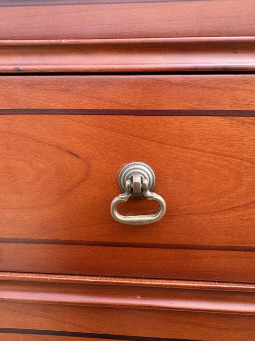 Móvel estilo clássico em madeira maciça