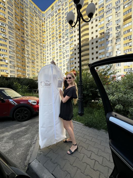 Весільна сукня з розрізом та корсетом