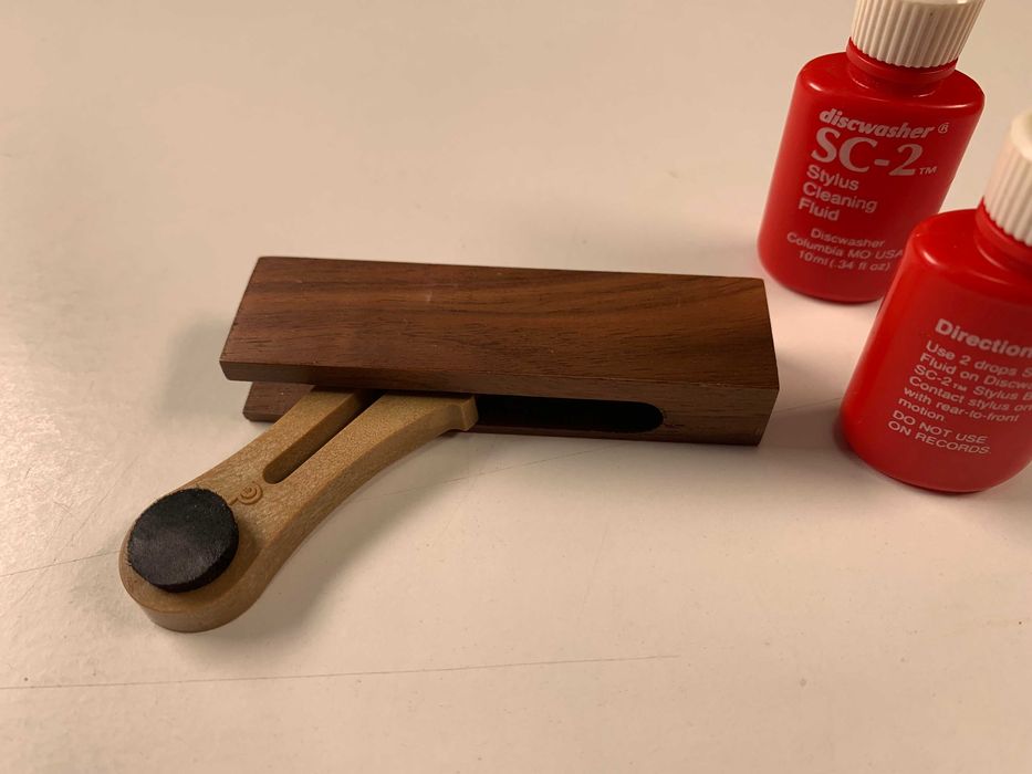 Kit de limpeza e desmagnetização de discos e agulhas.